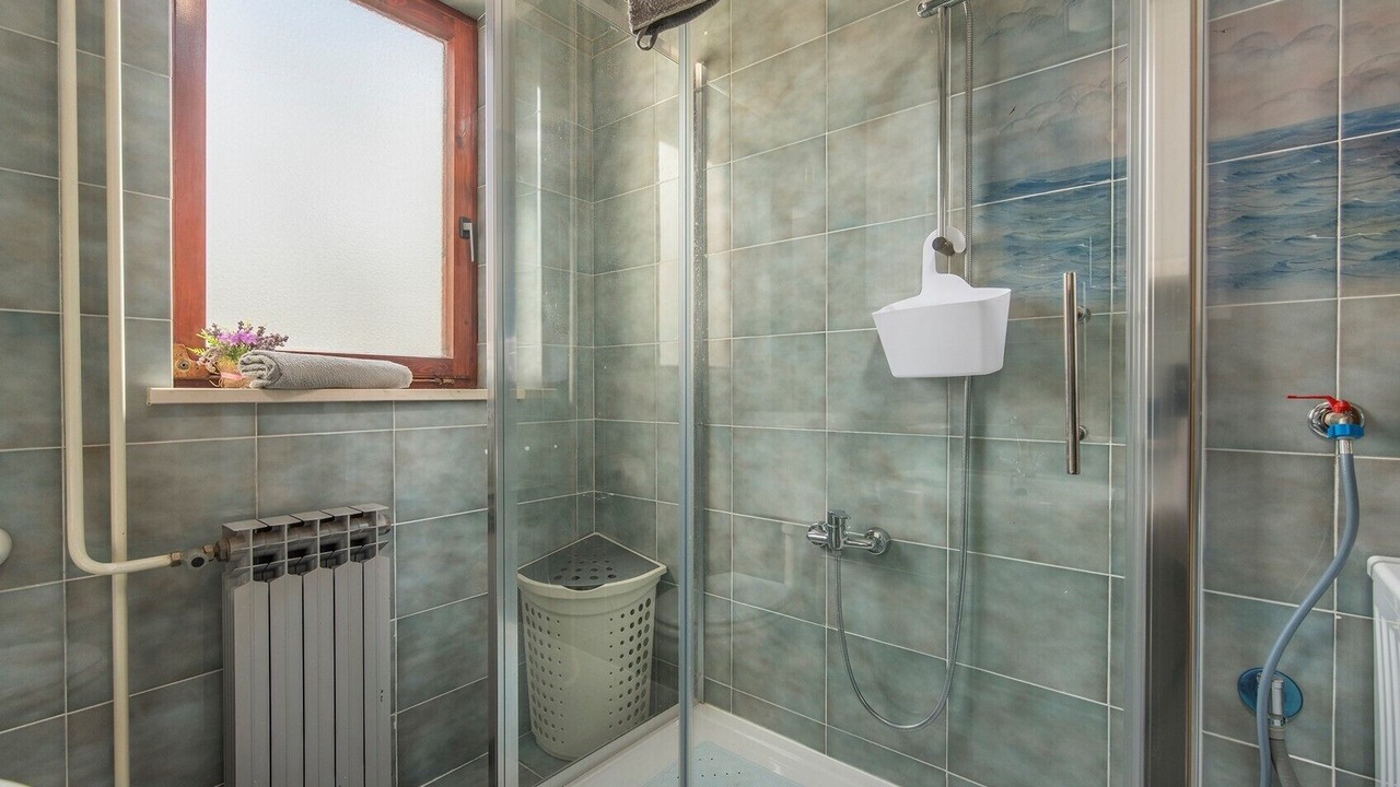 Photo of Bathroom in Tar