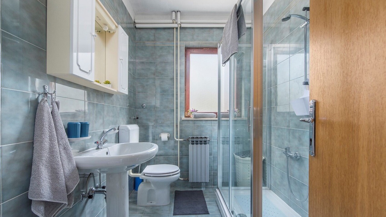 Photo of Bathroom in Tar