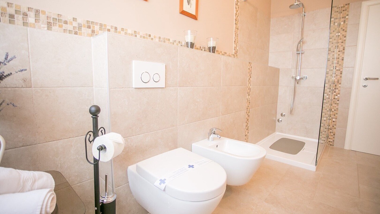 Photo of Bathroom in Tar