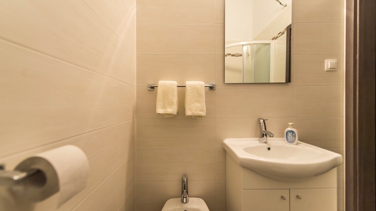 Photo of Bathroom in Tar