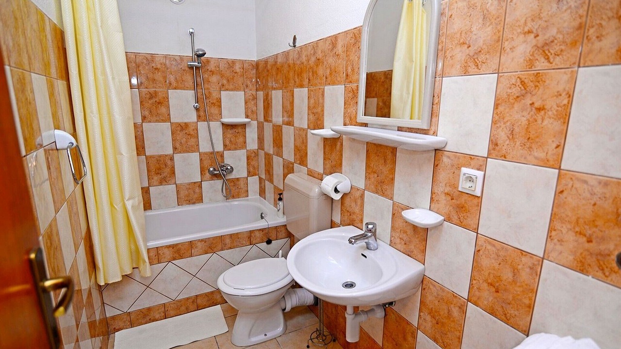 Photo of Bathroom in Cove Murtar