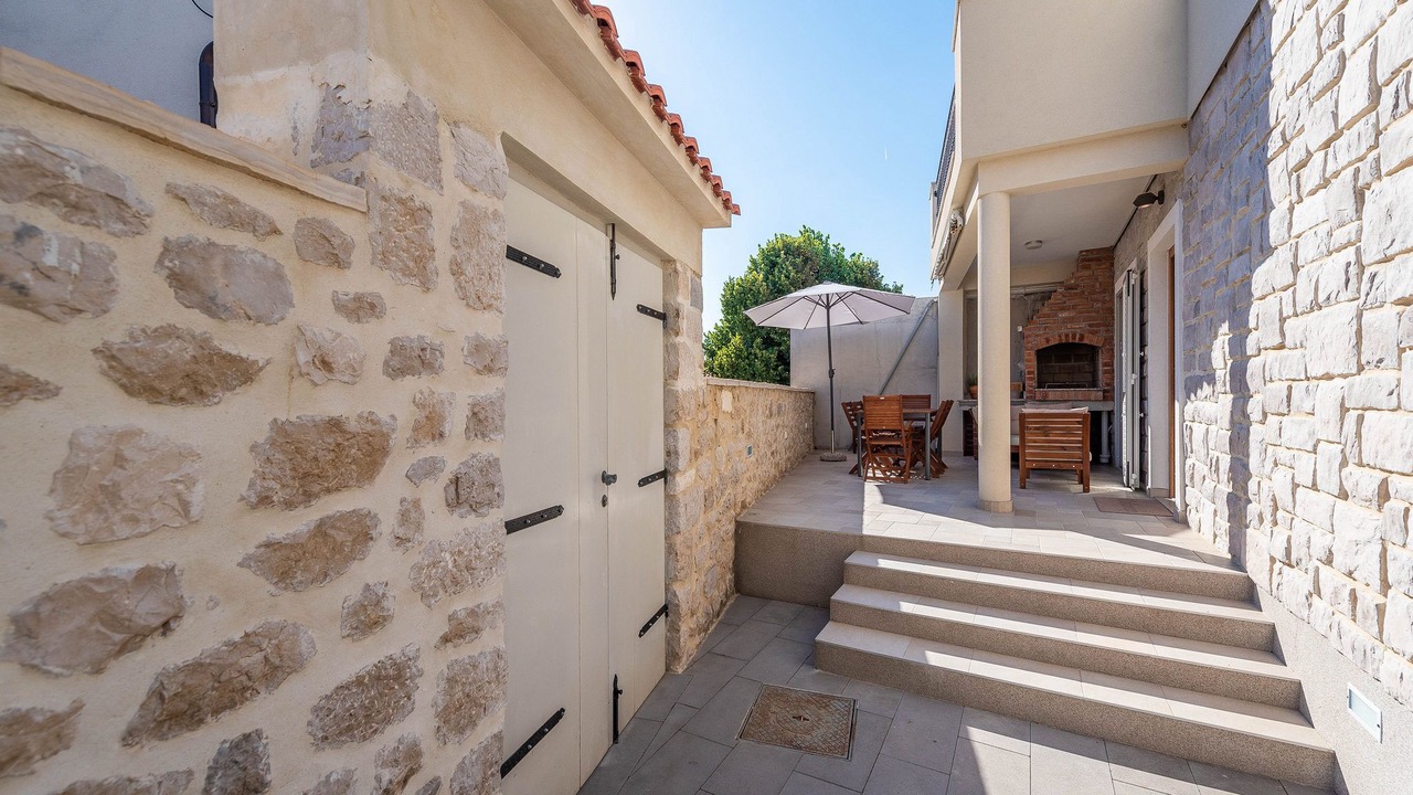 Photo of Outdoor in Petrcane