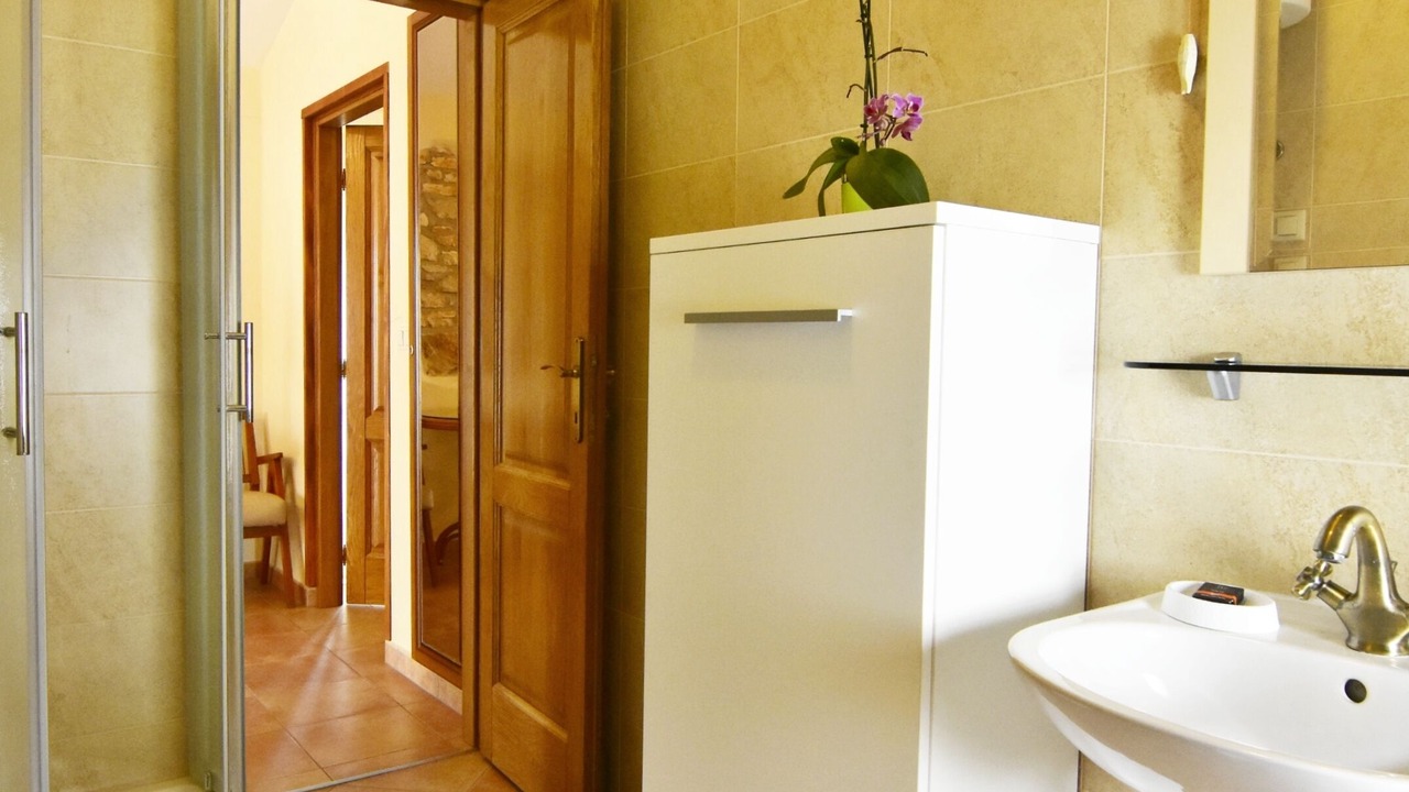 Photo of Bathroom in Tar