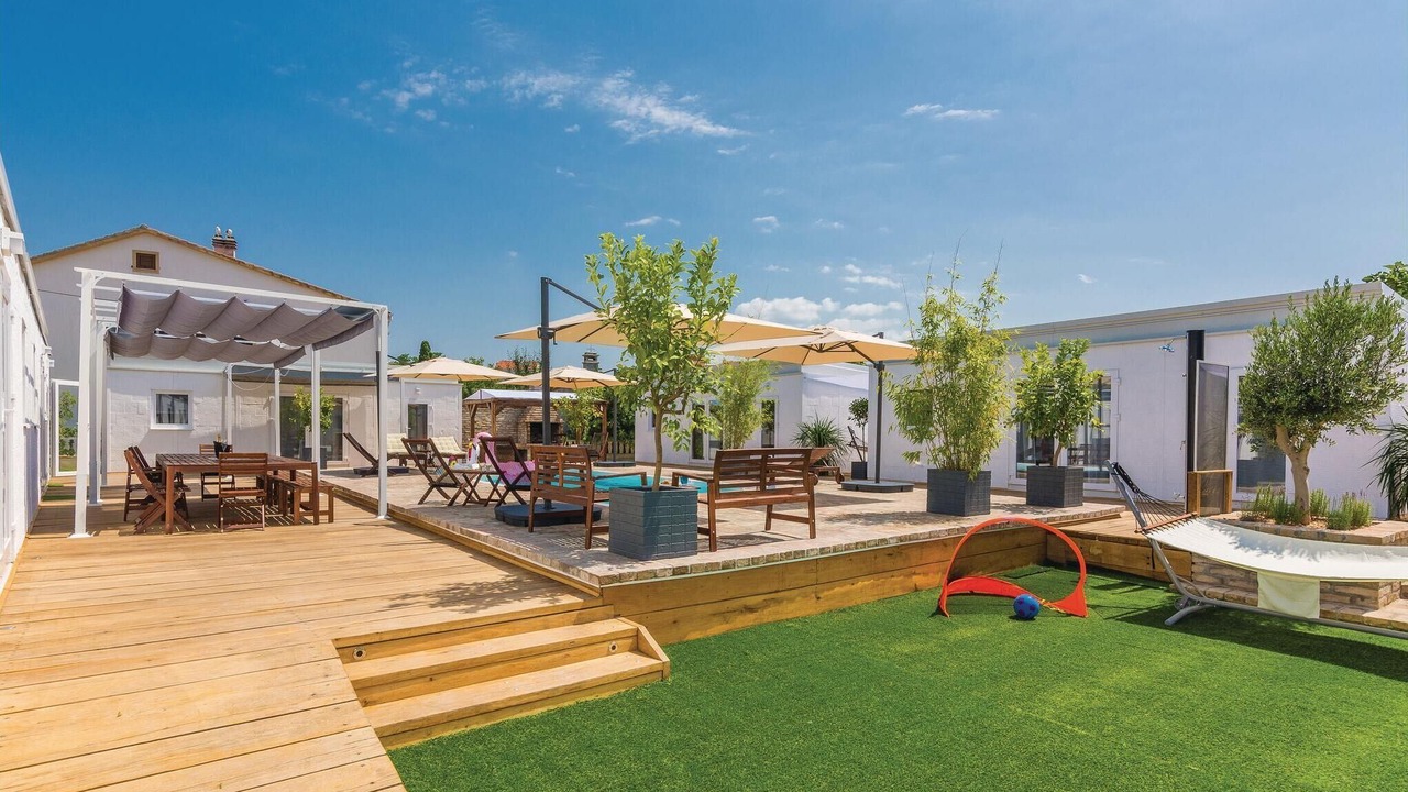 Photo of Outdoor in Petrcane