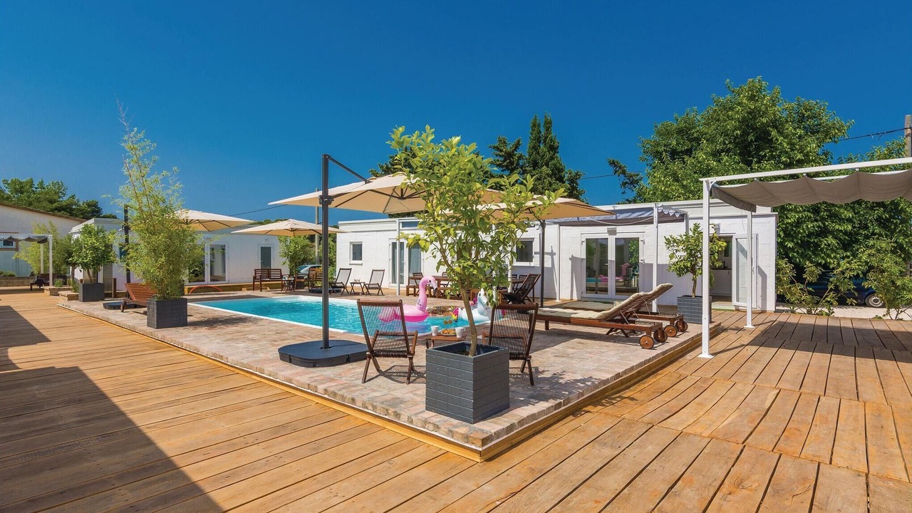 Photo of Outdoor in Petrcane