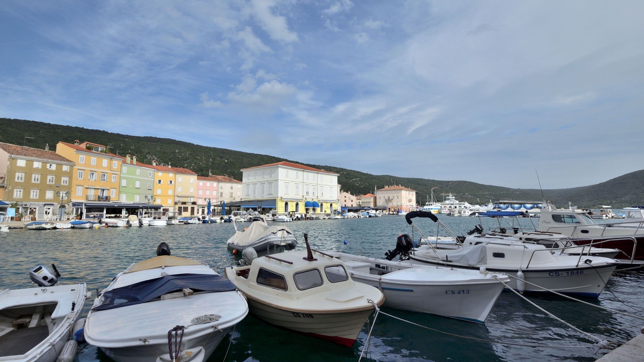 Photo of Others in Cres