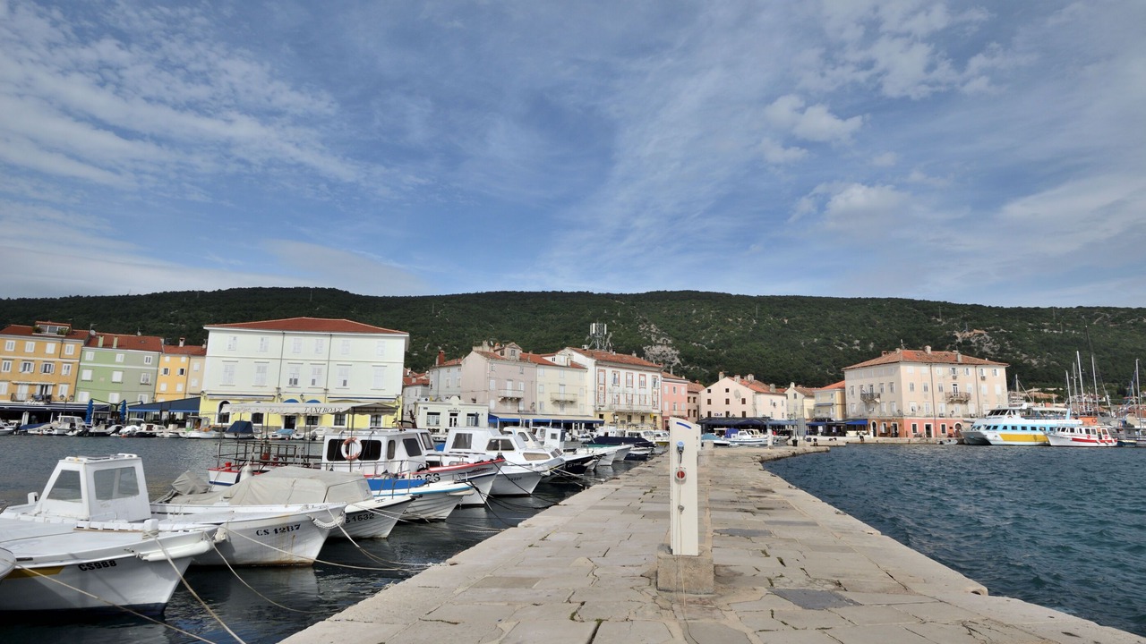Photo of Others in Cres