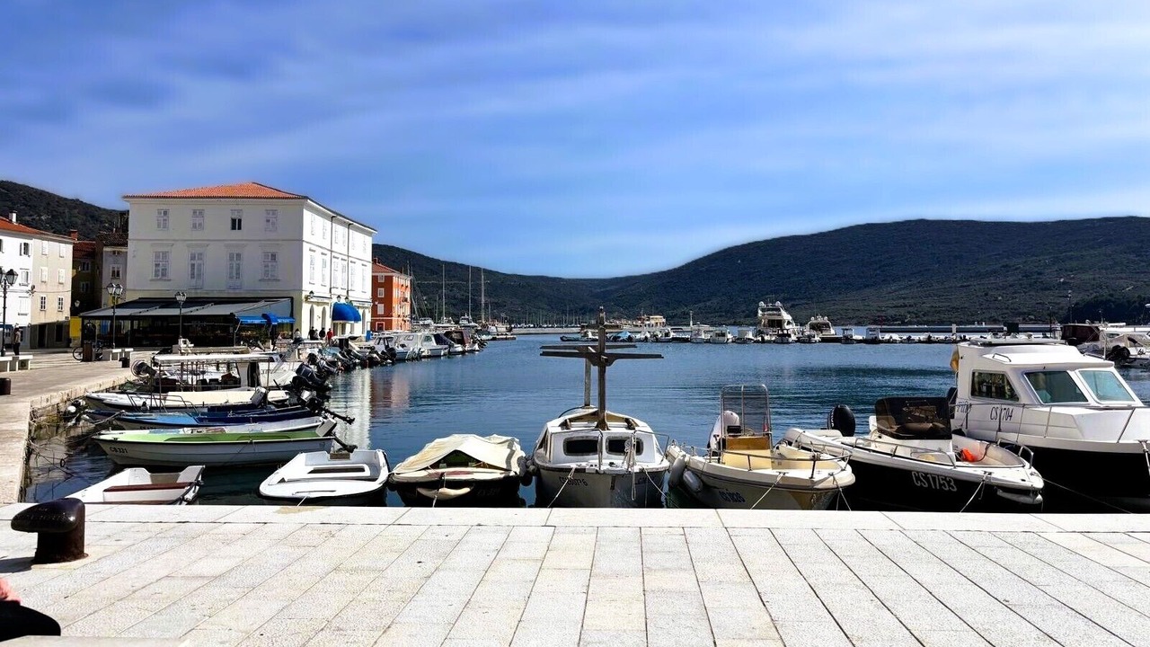 Photo of Others in Cres