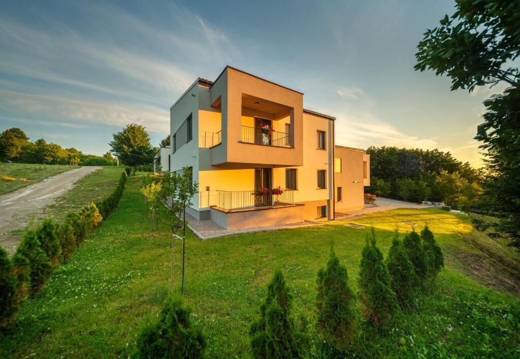 Photo of Outdoor in Catrnja