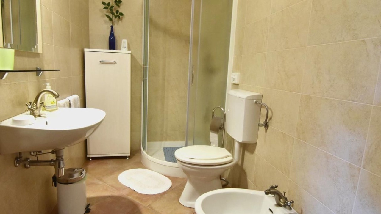 Photo of Bathroom in Tar