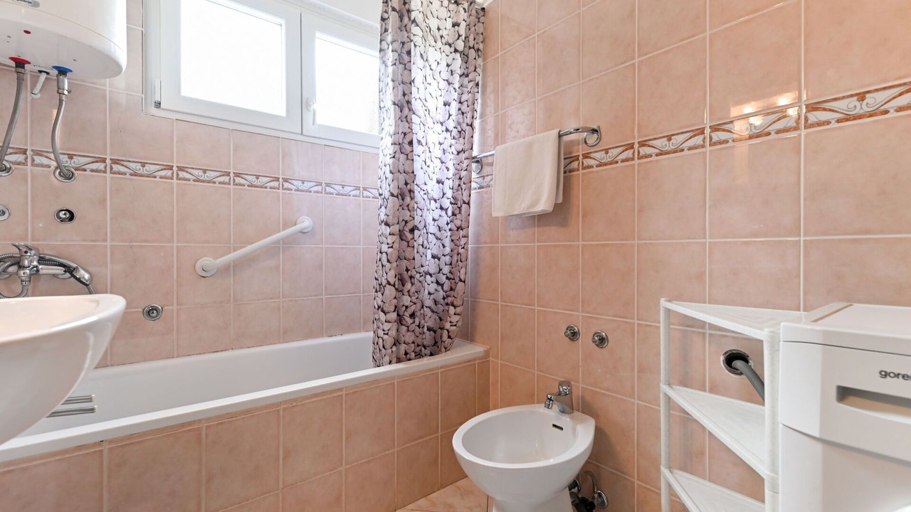 Photo of Bathroom in Seline