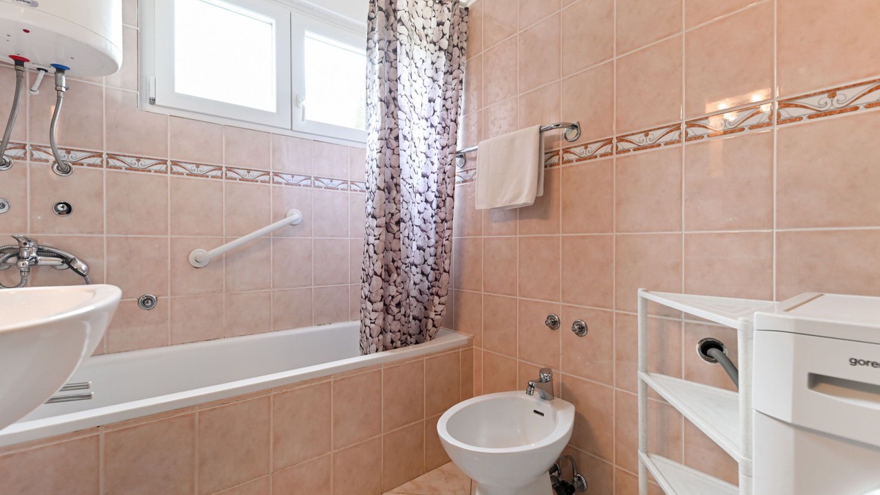 Photo of Bathroom in Seline