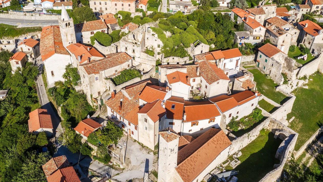 Photo of Others in Plomin