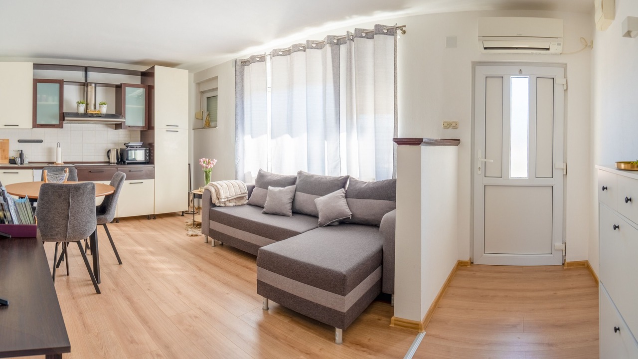 Photo of Livingroom in Cove Parja