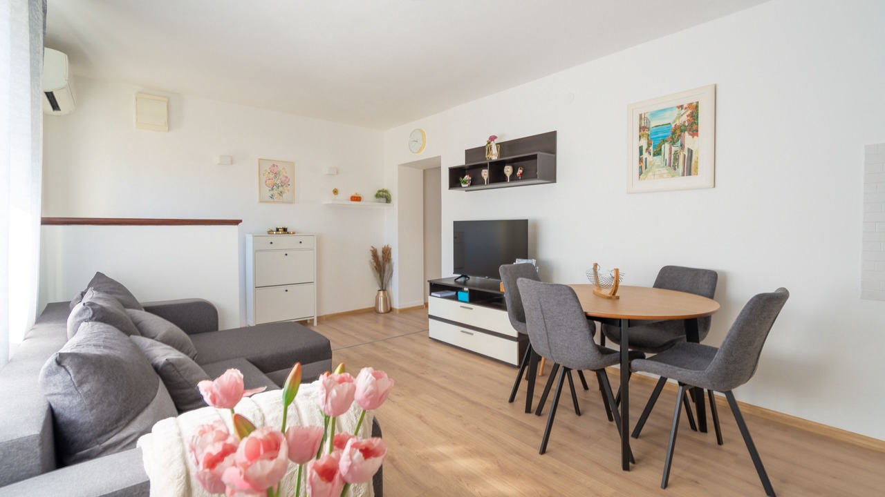 Photo of Livingroom in Cove Parja