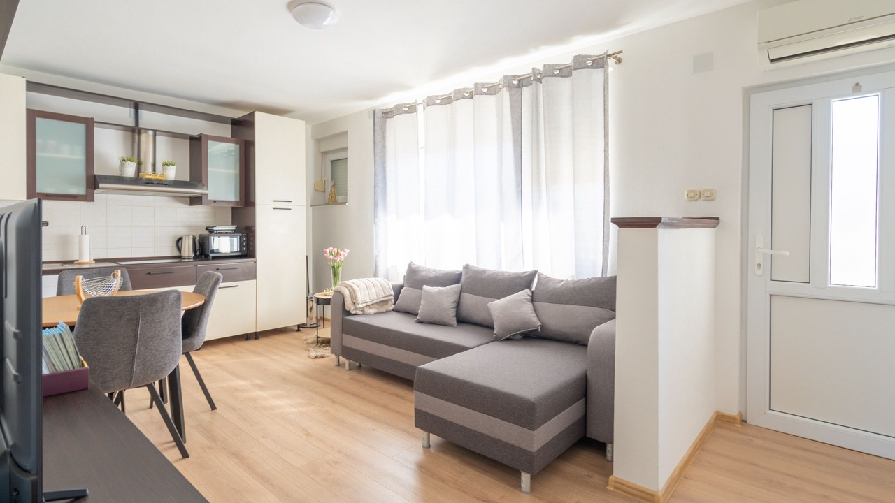 Photo of Livingroom in Cove Parja