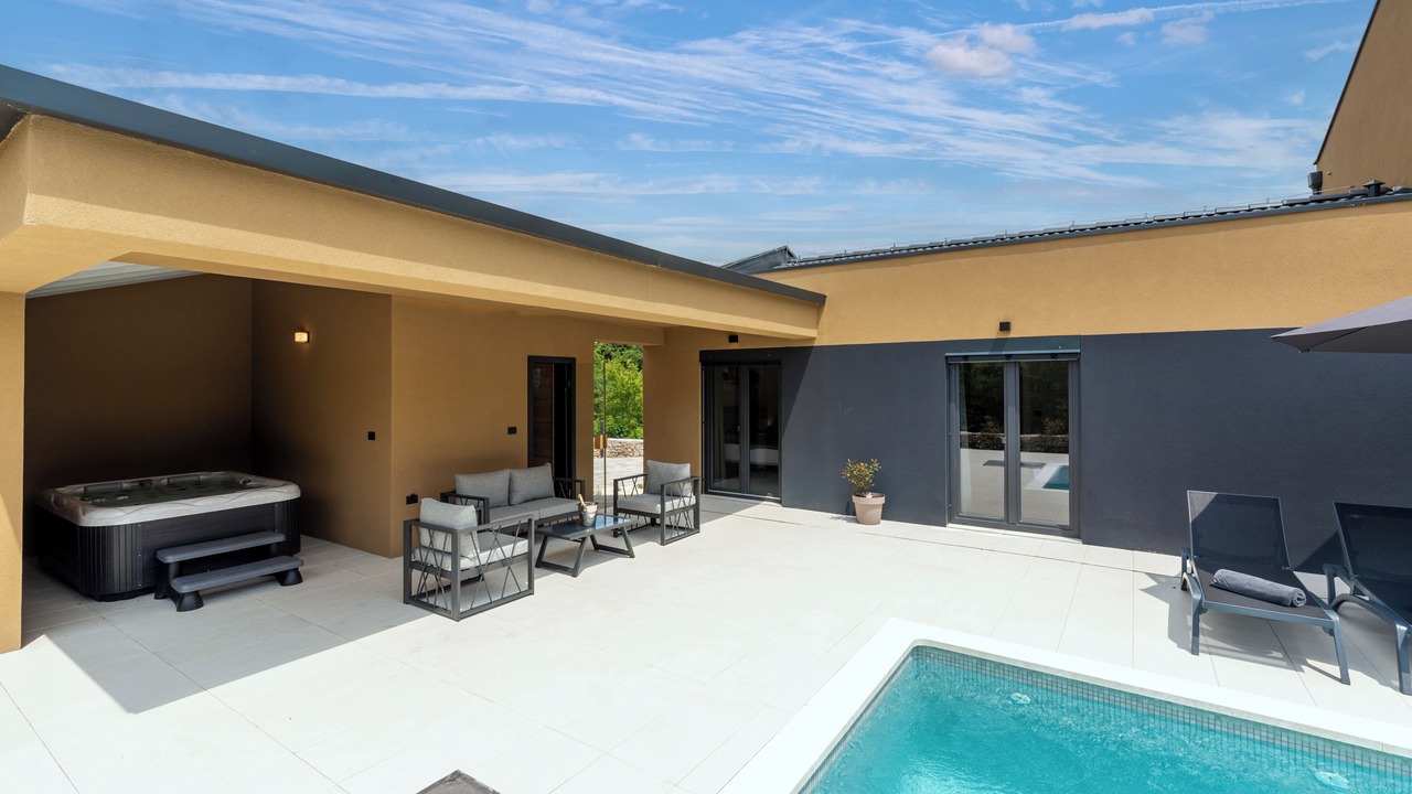 Photo of Patio Balcony in Jursici