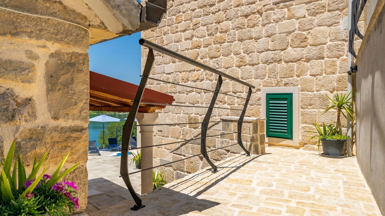 Photo of Patio Balcony in Garjak