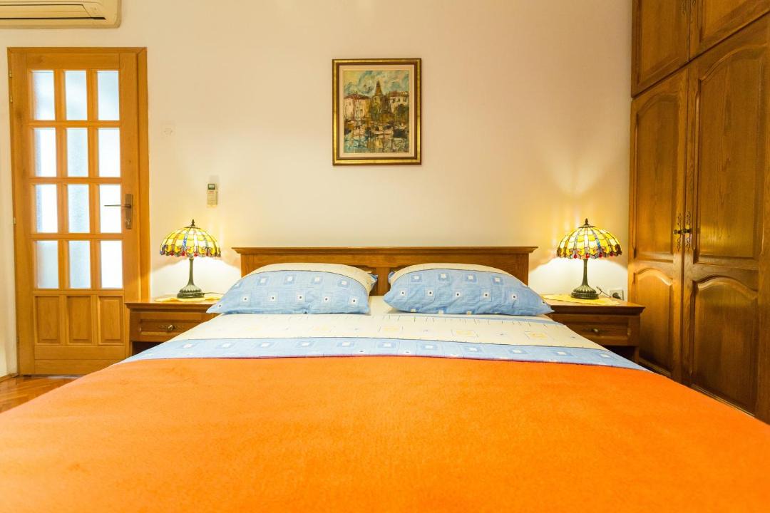 Photo of Bedroom in Pile