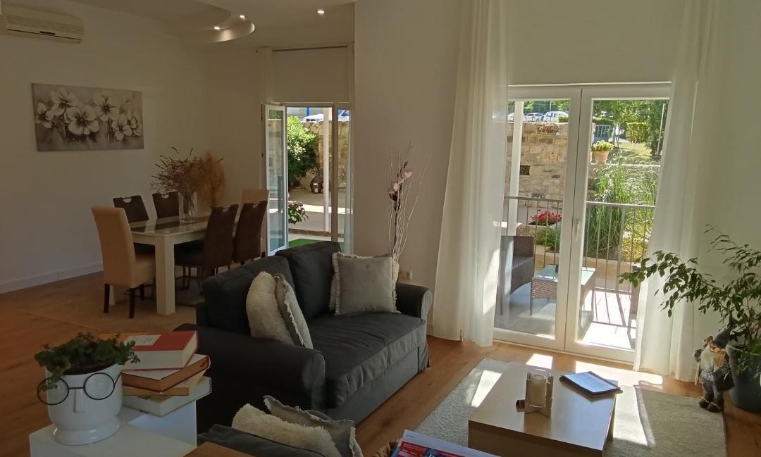 Photo of Livingroom in Cove Parja