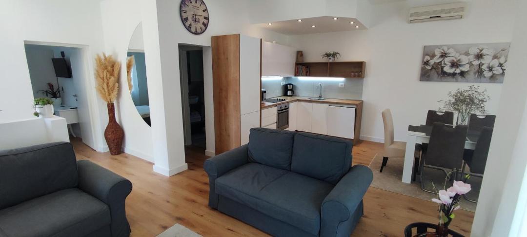 Photo of Livingroom in Cove Parja
