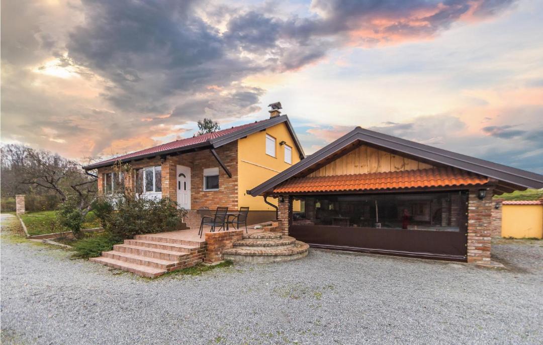 Photo of Buildings in Garcin