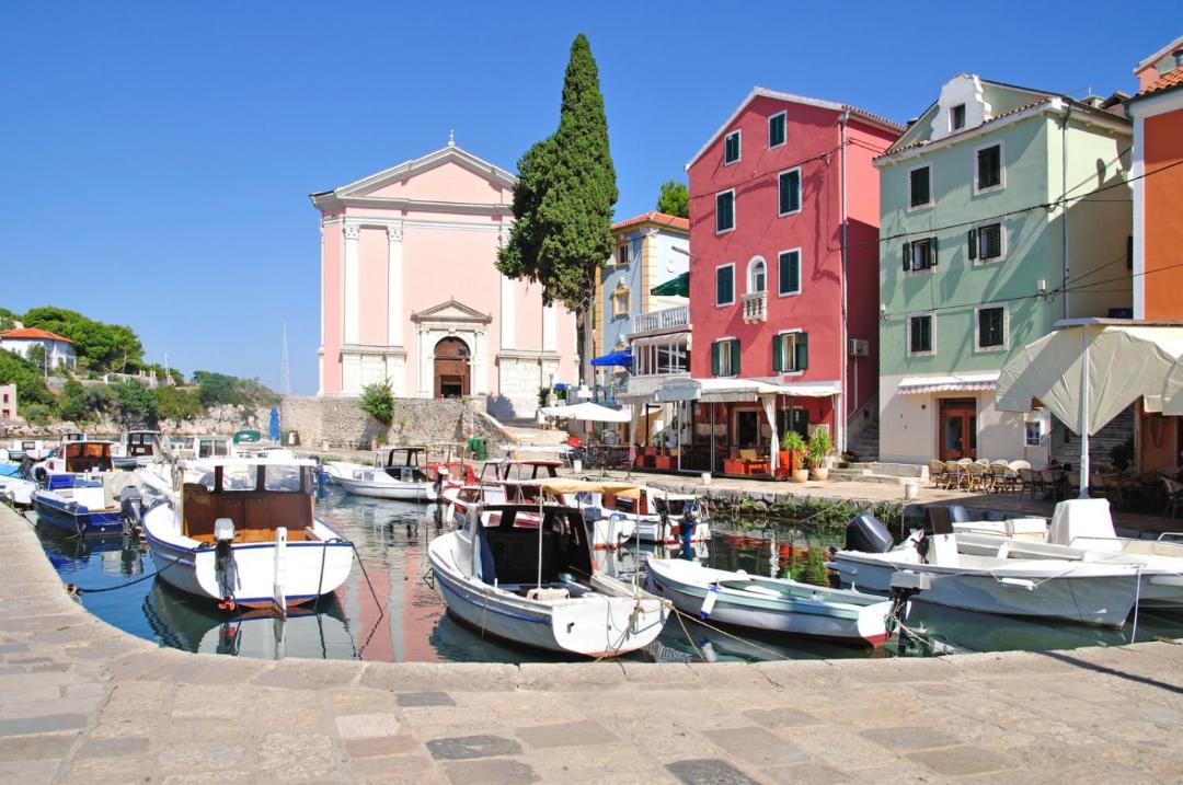 Photo of Buildings in Cove Murtar