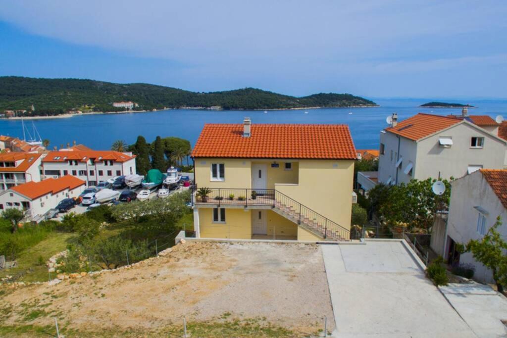 Photo of Others in Vis