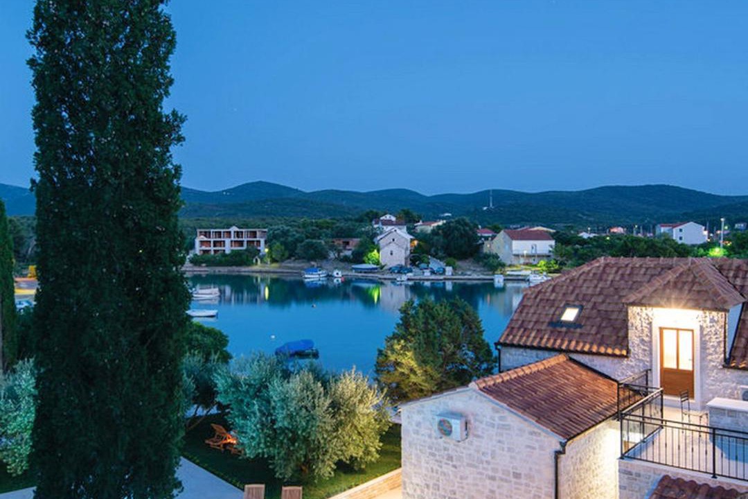 Photo of Others in Loviste