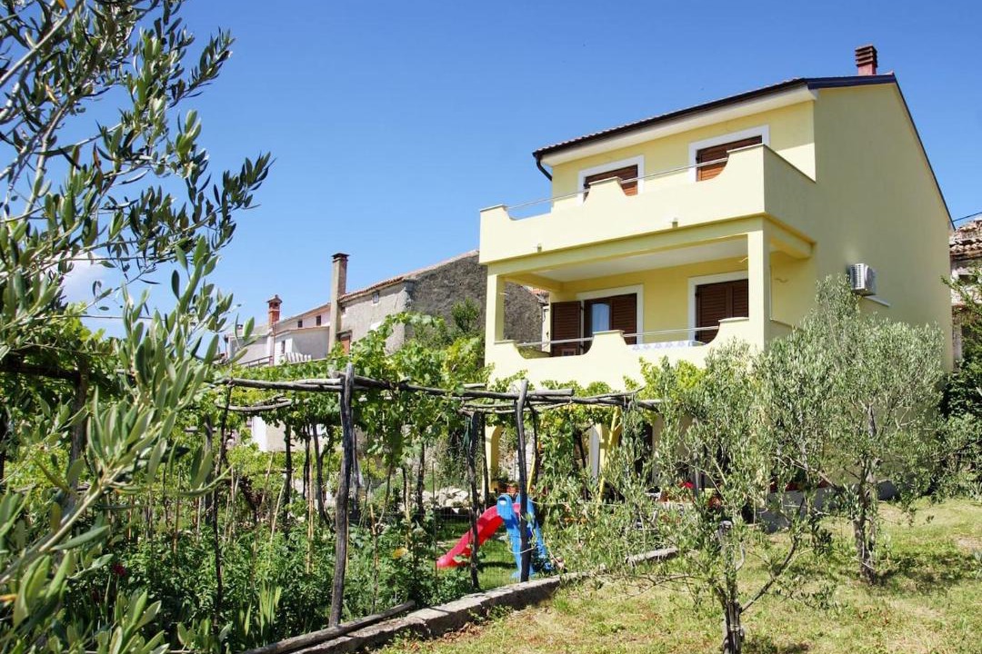 Photo of Buildings in Dobrinj
