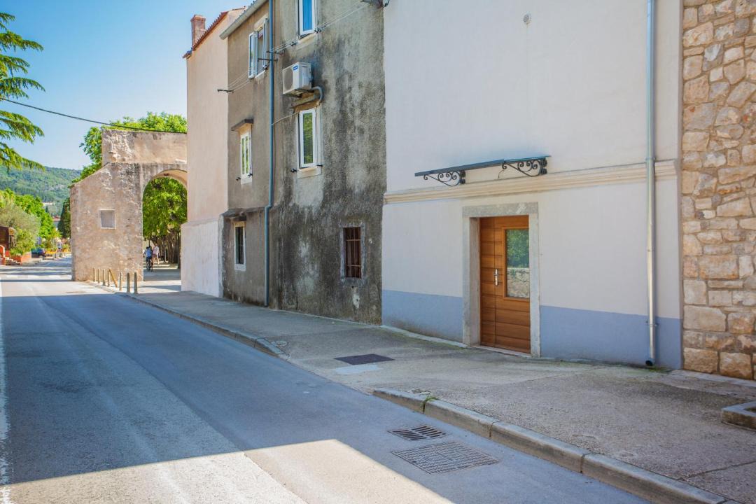 Photo of Others in Cres