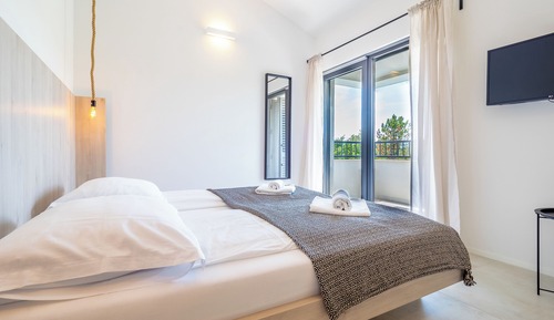 Family Villa, Multiple Bedrooms, Mountainside (Pool Villa Greta Krk)