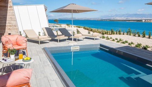 Avalona Luxury Mare Glamping Villa with Pool
