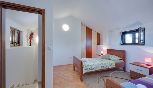 Family House, 2 Bedrooms, Terrace (Holiday Home Ema Near Poreč /w)
