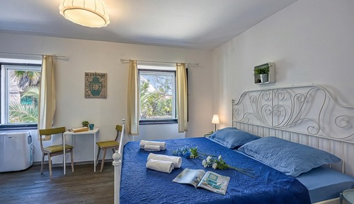 Family Studio, Microwave (Blue Studio Apartment with Garden)