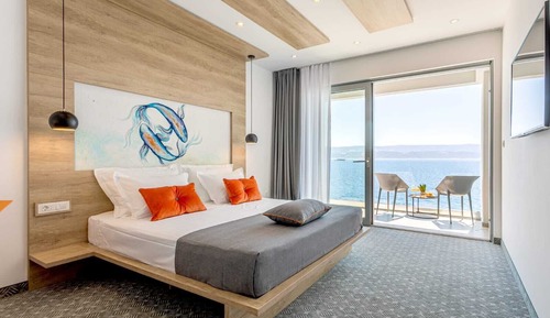 Superior room with glass balcony and sea view