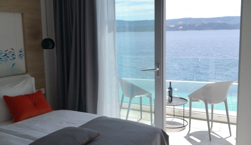 Superior room with glass balcony and sea view, Pool level