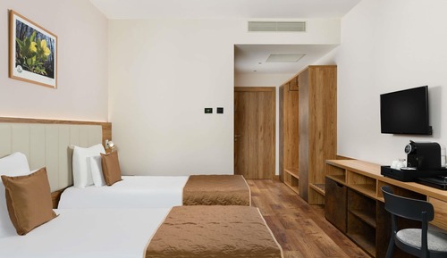 Standard Room, 2 Twin Beds, Balcony, Pool View