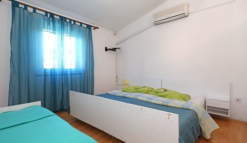 Room (S3)