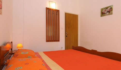 Room (S1)