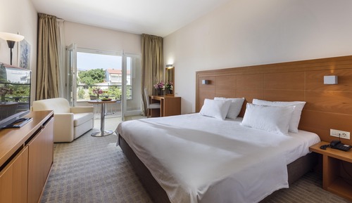 Comfort double room with extra bed, side sea view