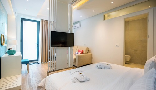 Deluxe Double Room, Patio (AQUA MARINE)