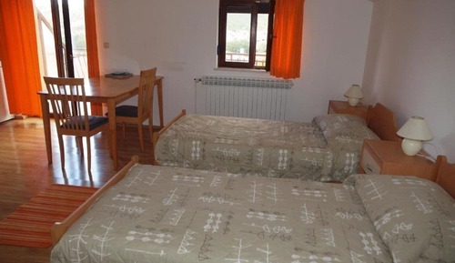 Room (S2)