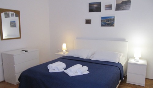 Room (S1)