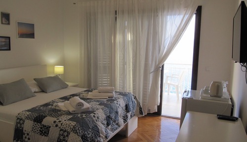 Room (S2)