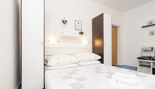 Apartment (One-Bedroom Apartment with Terrace an)