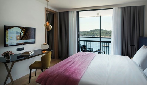 Spring suite special with airport transfer included