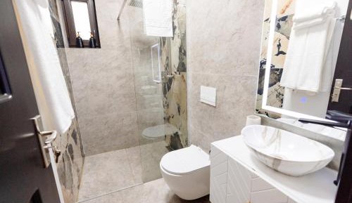 Deluxe Room (2 Adults + 1 Child)