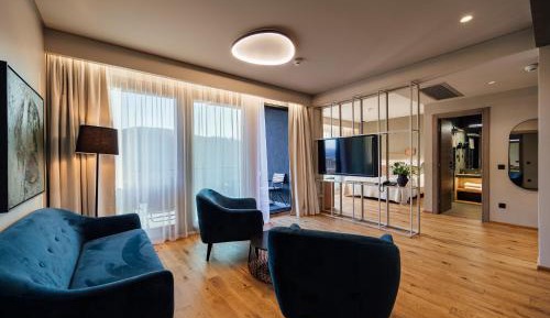 Two-Bedroom Suite with Panoramic View - Corp Peakture Hotel