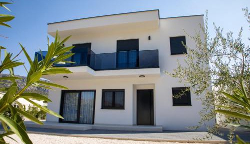 Villa with Garden View